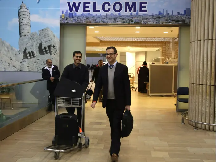 סגן נשיא "גינס" העולמי, מרקו פריג'אטי, נוחת בישראל לקראת הגנת פרס לנשיא שמעון פרס, 5 בפברואר 2014 (פלאש 90 , הדס פרוש)