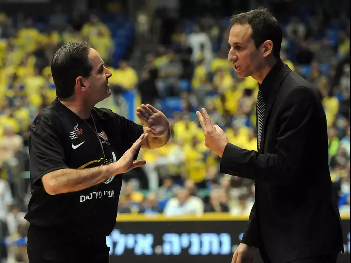 מאמן הפועל אילת, עודד קטש, לצד השופט ירון זריף (ברני ארדוב) מאמן הפועל אילת, עודד קטש, לצד השופט ירון זריף (ברני ארדוב)