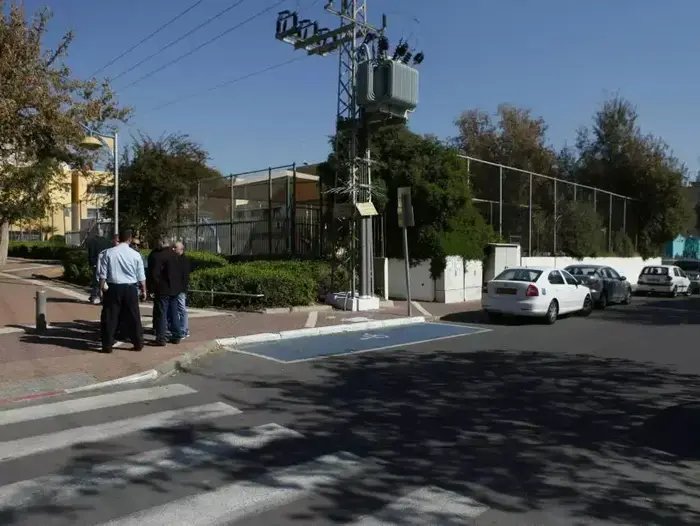 תלמידה טענה שהייתה עדה לחטיפת ילדה ליד בית ספר ברחוב שער האחריות בחולון. 9 בפברואר 2014 (דרור עינב) תלמידה טענה שהייתה עדה לחטיפת ילדה ליד בית ספר ברחוב שער האחריות בחולון. 9 בפברואר 2014 (דרור עינב)