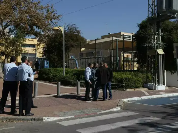 תלמידה טענה שהייתה עדה לחטיפת ילדה ליד בית ספר ברחוב שער האחריות בחולון. 9 בפברואר 2014 (דרור עינב) תלמידה טענה שהייתה עדה לחטיפת ילדה ליד בית ספר ברחוב שער האחריות בחולון. 9 בפברואר 2014 (דרור עינב)
