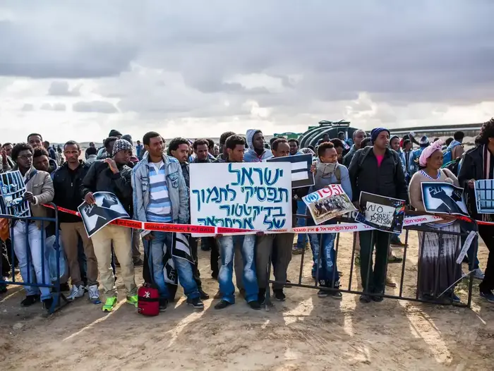 הפגנת מבקשי המקלט במתקן הכליאה חולות, פברואר 2014 (יותם רונן) הפגנת מבקשי המקלט במתקן הכליאה חולות, פברואר 2014 (יותם רונן)