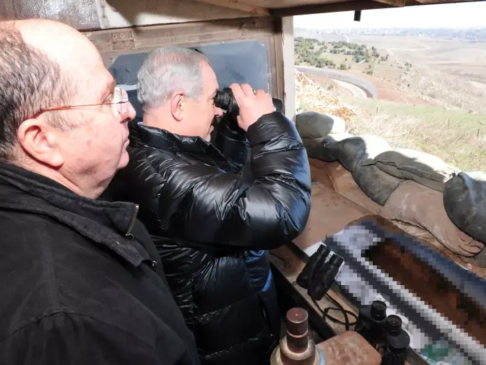 ביקור של ראש הממשלה בנימין נתניהו ושר הביטחון משה יעלון היום ברמת הגולן, פברואר 2014 (משרד הביטחון) ביקור של ראש הממשלה בנימין נתניהו ושר הביטחון משה יעלון היום ברמת הגולן, פברואר 2014 (משרד הביטחון)