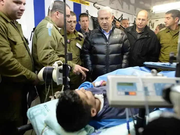 ביקור ראש הממשלה בנימין נתניהו בבית חולים שדה של צה"ל לטיפול בפצועים מסוריה, פברואר 2014 (לשכת העיתונות הממשלתית , קובי גדעון) ביקור ראש הממשלה בנימין נתניהו בבית חולים שדה של צה"ל לטיפול בפצועים מסוריה, פברואר 2014 (לשכת העיתונות הממשלתית , קובי גדעון)