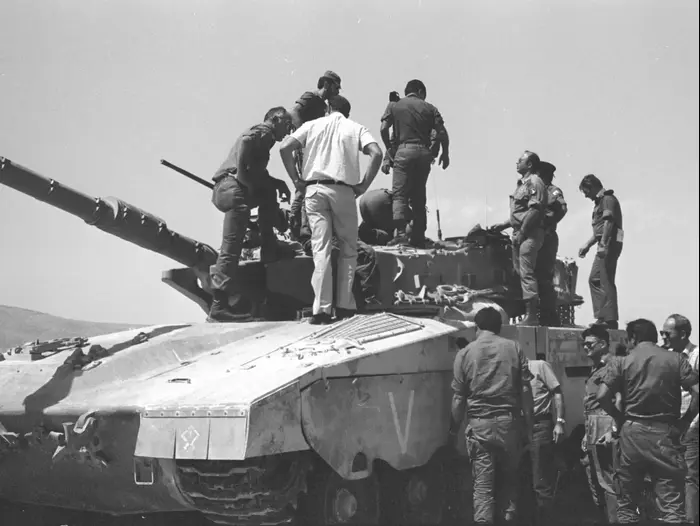האלוף ישראל טל (טלי) בהשקות של טנק המרכבה (מערכת וואלה! NEWS , ארכיון צה"ל ומשרד הביטחון) האלוף ישראל טל (טלי) בהשקות של טנק המרכבה (מערכת וואלה! NEWS , ארכיון צה"ל ומשרד הביטחון)