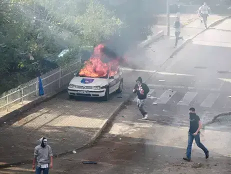ניידת משטרה בוערת, מהומות שירוקי ברייג - פ.ק סראייבו, 2009 (אתר רשמי) ניידת משטרה בוערת, מהומות שירוקי ברייג - פ.ק סראייבו, 2009 (אתר רשמי)