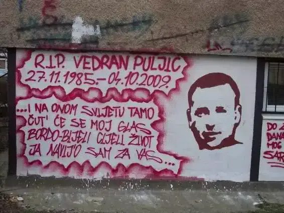 גרפיטי לזכרו של אוהד פ.ק סראייבו, ודראן פוליץ' (אתר רשמי) גרפיטי לזכרו של אוהד פ.ק סראייבו, ודראן פוליץ' (אתר רשמי)