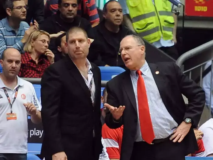 מאמן הפועל ירושלים בראד גרינברג לצד עוזרו אורן עמיאל (ברני ארדוב) מאמן הפועל ירושלים בראד גרינברג לצד עוזרו אורן עמיאל (ברני ארדוב)