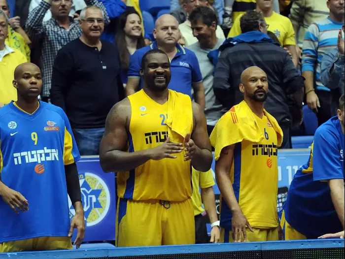 שחקני מכבי תל אביב אלכס טיוס, סופוקליס שחורציאניטיס, דווין סמית', בן אלטיט (ברני ארדוב) שחקני מכבי תל אביב אלכס טיוס, סופוקליס שחורציאניטיס, דווין סמית', בן אלטיט (ברני ארדוב)