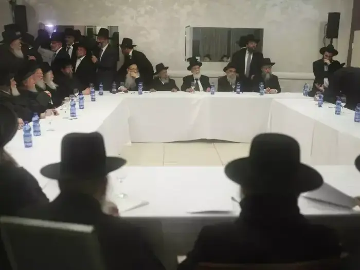 ישיבת חרדים בישיבה נגד הגיוס, בני ברק, פברואר 2014 (דרור עינב) ישיבת חרדים בישיבה נגד הגיוס, בני ברק, פברואר 2014 (דרור עינב)