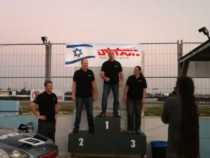 נהיגת מרוץ בקפריסין (מערכת וואלה! , ארז מיכאלי)