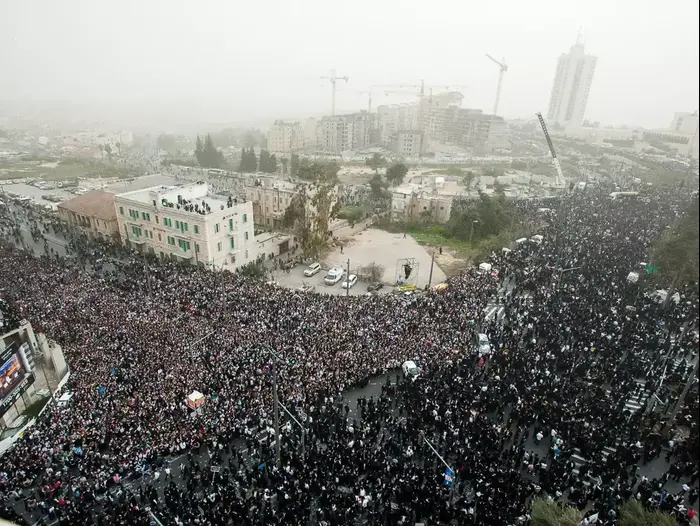 עצרת המיליון נגד חוק הגיוס, חרדים בבנייני האומה ירושלים. מרץ 2014 (עומר מירון) עצרת המיליון נגד חוק הגיוס, חרדים בבנייני האומה ירושלים. מרץ 2014 (עומר מירון)