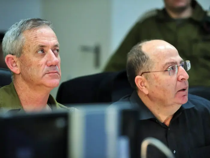 שר הביטחון, משה (בוגי) יעלון ורמטכ"ל בני גנץ בעת השתלטות לוחמי הקומנדו הימי על אניית הנשק האיראנית, בחמ"ל חיל הים בזמן המבצע. מרץ 2014 (משרד הביטחון , אריאל חרמוני) שר הביטחון, משה (בוגי) יעלון ורמטכ"ל בני גנץ בעת השתלטות לוחמי הקומנדו הימי על אניית הנשק האיראנית, בחמ"ל חיל הים בזמן המבצע. מרץ 2014 (משרד הביטחון , אריאל חרמוני)
