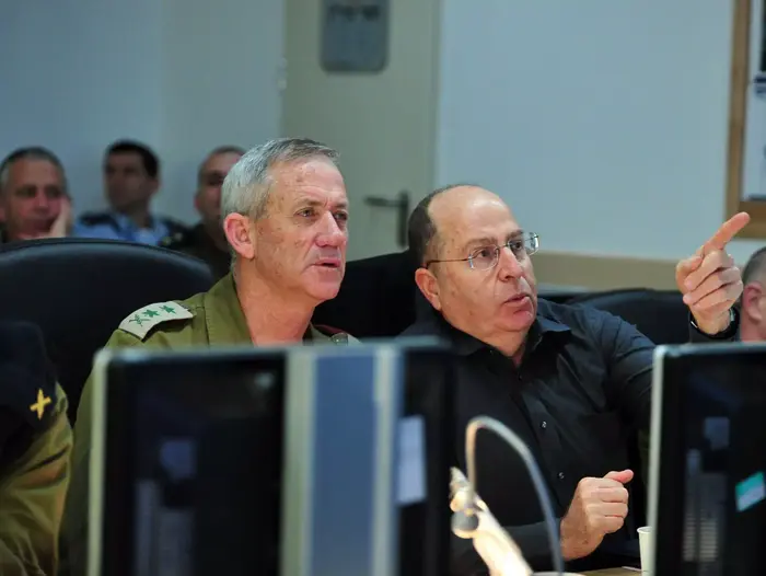 הרמטכ"ל בני גנץ, ושר הביטחון, משה יעלון, בחמ"ל חיל הים בעת השתלטות לוחמי השייטת על ספינת הנשק האיראנית, מרץ 2014 (דובר צה"ל) הרמטכ"ל בני גנץ, ושר הביטחון, משה יעלון, בחמ"ל חיל הים בעת השתלטות לוחמי השייטת על ספינת הנשק האיראנית, מרץ 2014 (דובר צה"ל)