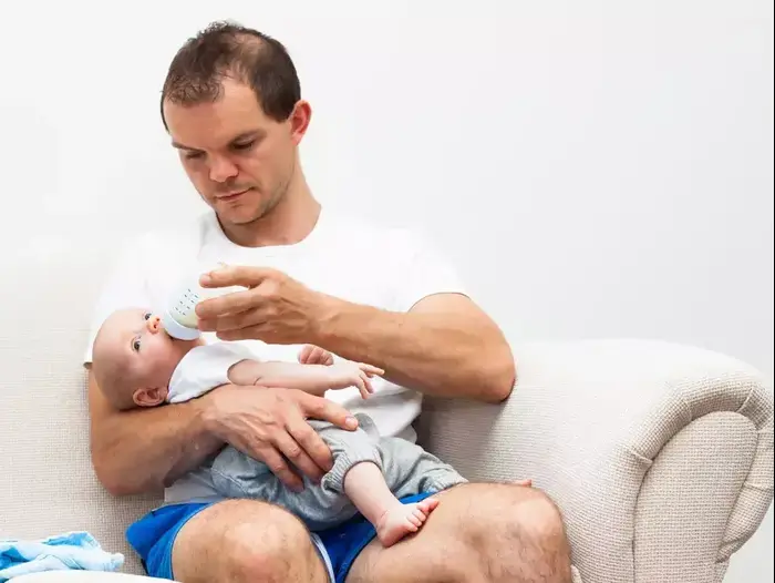 אב מאכיל תינוק בבקבוק (ShutterStock) אב מאכיל תינוק בבקבוק (ShutterStock)