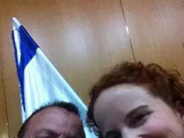 סתיו שפיר ורון חולדאי בתמונת "סלפי" בכנסת. 5 במרץ 2014 (צילום מסך , פייסבוק) סתיו שפיר ורון חולדאי בתמונת "סלפי" בכנסת. 5 במרץ 2014 (צילום מסך , פייסבוק)