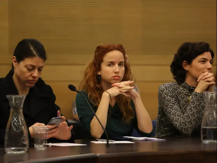 חברות הכנסת תמר זנדברג, סתיו שפיר ומירב מיכאלי כנס של האופוזיציה שמחרימה את דיוני המליאה. מרץ 2014 (טלי מאייר ) חברות הכנסת תמר זנדברג, סתיו שפיר ומירב מיכאלי כנס של האופוזיציה שמחרימה את דיוני המליאה. מרץ 2014 (טלי מאייר )