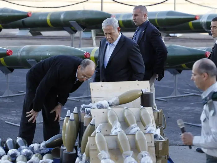 ראש הממשלה בנימין נתניהו ושר הביטחון משה יעלון בוחנים את אמצעי הלחימה שנתפסו על האנייה KLOS-C. נמל אילת, 10 במרץ 2014 (רויטרס) ראש הממשלה בנימין נתניהו ושר הביטחון משה יעלון בוחנים את אמצעי הלחימה שנתפסו על האנייה KLOS-C. נמל אילת, 10 במרץ 2014 (רויטרס)