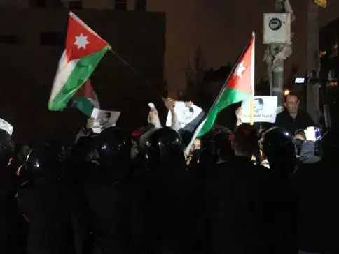 מפגינים בירדן בדרכם לשגרירות ישראל במחאה על חילופי האש במעבר אלנבי בהם נהרג שופט ירדני (צילום מסך) מפגינים בירדן בדרכם לשגרירות ישראל במחאה על חילופי האש במעבר אלנבי בהם נהרג שופט ירדני (צילום מסך)