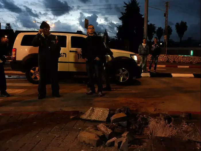 מטח כבד של רקטות בדרום, נפילה באזור מיושב בשדרות. מרץ 2014 (דייב בוימוביץ') מטח כבד של רקטות בדרום, נפילה באזור מיושב בשדרות. מרץ 2014 (דייב בוימוביץ')