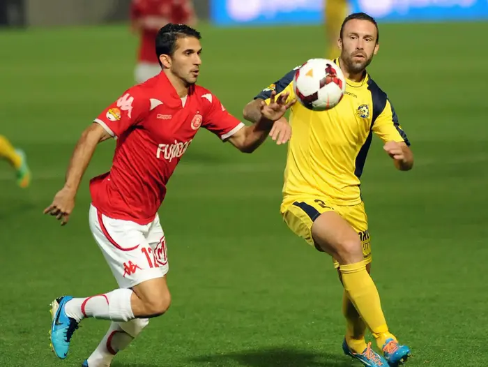 שחקן הפועל תל אביב אוראל דגני מול שחקן מכבי תל אביב ראדה פריצה (ברני ארדוב) שחקן הפועל תל אביב אוראל דגני מול שחקן מכבי תל אביב ראדה פריצה (ברני ארדוב)