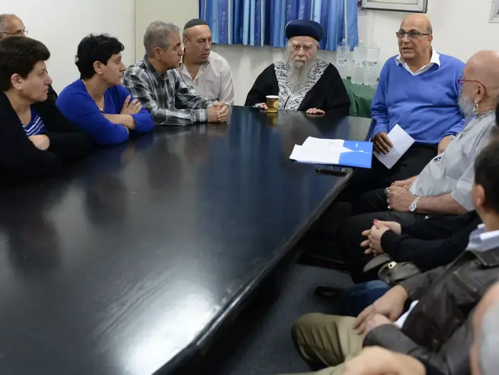 פגישת דודו מידן, מתאם מטעם רה"מ נתניהו לנושא השבויים והנעדרים באיראן והרב אליהו בקשי דורון עם בני משפחות הנעדרים. מרץ 2014 (לשכת העיתונות הממשלתית , קובי גדעון) פגישת דודו מידן, מתאם מטעם רה"מ נתניהו לנושא השבויים והנעדרים באיראן והרב אליהו בקשי דורון עם בני משפחות הנעדרים. מרץ 2014 (לשכת העיתונות הממשלתית , קובי גדעון)