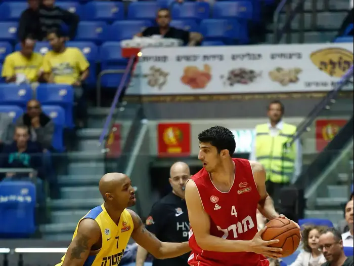פורוורד הפועל ירושלים ליאור אליהו (ימין) גארד מכבי תל אביב ריקי היקמן (שמאל) (מגד גוזני) פורוורד הפועל ירושלים ליאור אליהו (ימין) גארד מכבי תל אביב ריקי היקמן (שמאל) (מגד גוזני)