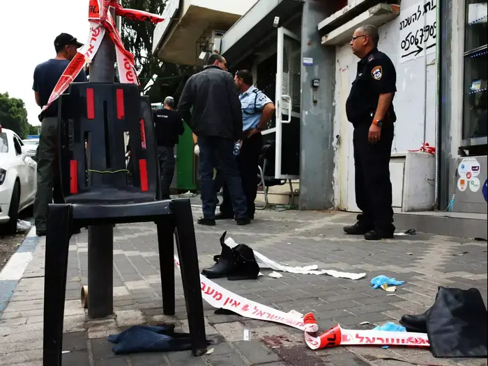 זירת החנות בפתח תקווה אשר הושלך לעברה רימון וגרם למספר נפגעים, פברואר 2014 (יותם רונן) זירת החנות בפתח תקווה אשר הושלך לעברה רימון וגרם למספר נפגעים, פברואר 2014 (יותם רונן)
