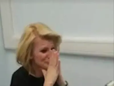 חירשת 39 שנה שומעת קול אנושי לראשונה (צילום מסך , יוטיוב) חירשת 39 שנה שומעת קול אנושי לראשונה (צילום מסך , יוטיוב)