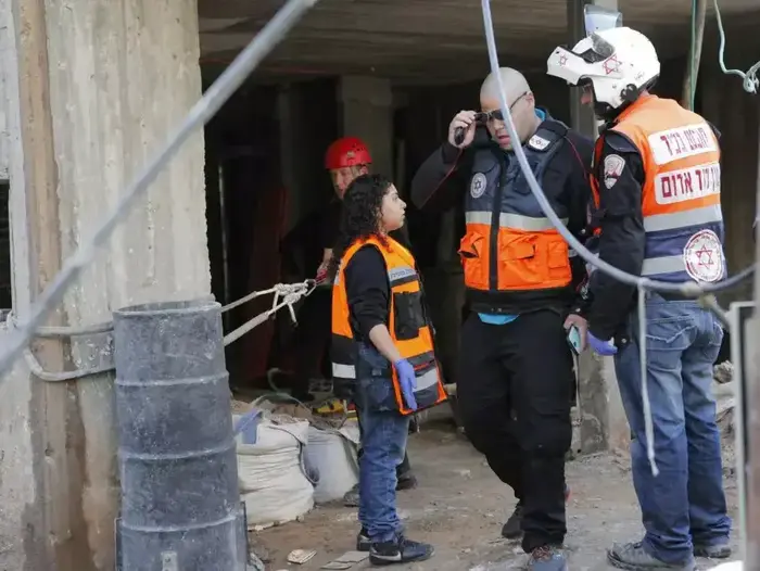 ארבעה עובדים לכודים במעלית שקרסה ברחוב פייארברג, ת"א. מרץ 2014 (דרור עינב) ארבעה עובדים לכודים במעלית שקרסה ברחוב פייארברג, ת"א. מרץ 2014 (דרור עינב)