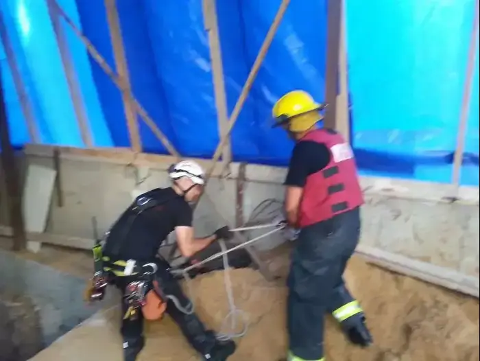חילוץ ארבעה עובדים לכודים במעלית שקרסה ברחוב פייארברג, ת"א. מרץ 2014 (חטיבת דובר המשטרה) חילוץ ארבעה עובדים לכודים במעלית שקרסה ברחוב פייארברג, ת"א. מרץ 2014 (חטיבת דובר המשטרה)