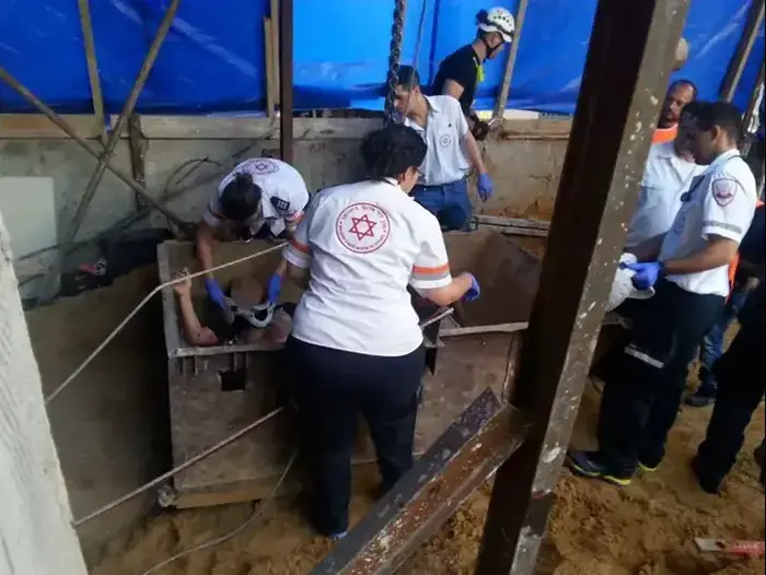 חילוץ ארבעה עובדים לכודים במעלית שקרסה ברחוב פייארברג, ת"א. מרץ 2014 (חטיבת דובר המשטרה) חילוץ ארבעה עובדים לכודים במעלית שקרסה ברחוב פייארברג, ת"א. מרץ 2014 (חטיבת דובר המשטרה)