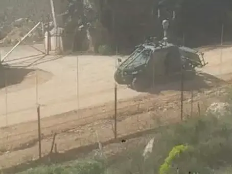 צה"ל החל להפעיל כלי רכב לא מאויש בגבול לבנון במטרה להתמודד עם איום החדירה והנחות מטעני החבלה (צילום מסך , מתוך אתר רשת LBC הלבנונית) צה"ל החל להפעיל כלי רכב לא מאויש בגבול לבנון במטרה להתמודד עם איום החדירה והנחות מטעני החבלה (צילום מסך , מתוך אתר רשת LBC הלבנונית)