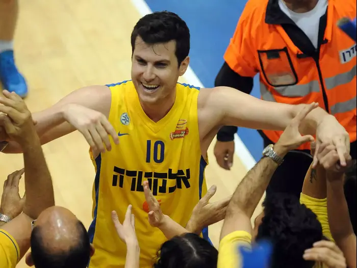 פורוורד מכבי תל אביב גיא פניני (ברני ארדוב) פורוורד מכבי תל אביב גיא פניני (ברני ארדוב)