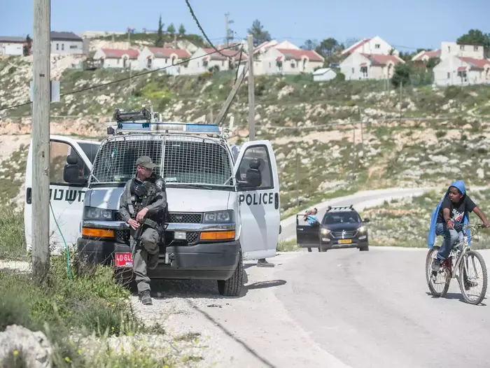 יום אחרי העימותים בין כוחות הביטחון ומתנחלים ביצהר. אפריל 2014 (יותם רונן) יום אחרי העימותים בין כוחות הביטחון ומתנחלים ביצהר. אפריל 2014 (יותם רונן)