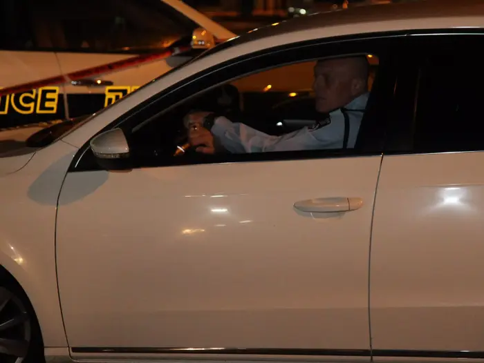 מפקד מחוז המרכז במשטרה, ניצב ברונו שטיין, מגיע לזירה ברעננה שבה נדקר למוות צעיר בן 19. 21 באפריל 2014 (שלומי גבאי)