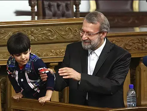 נאומו על עלי לריג'אני במג'לס לרגל יום האישה, אפריל 2014 (צילום מסך , סוכנות הידיעות "מהר") נאומו על עלי לריג'אני במג'לס לרגל יום האישה, אפריל 2014 (צילום מסך , סוכנות הידיעות "מהר")