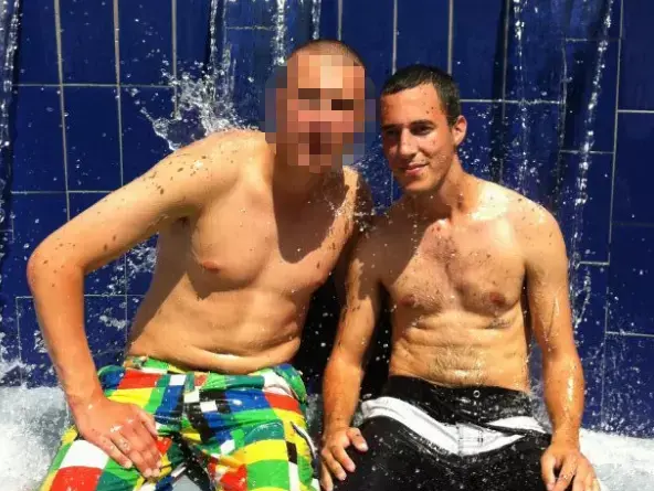 אור ריבק, יחד עם חברו החשוד שרצח אותו (משמאל) בקיבוץ כפר חרוב (צילום מסך , פייסבוק) אור ריבק, יחד עם חברו החשוד שרצח אותו (משמאל) בקיבוץ כפר חרוב (צילום מסך , פייסבוק)