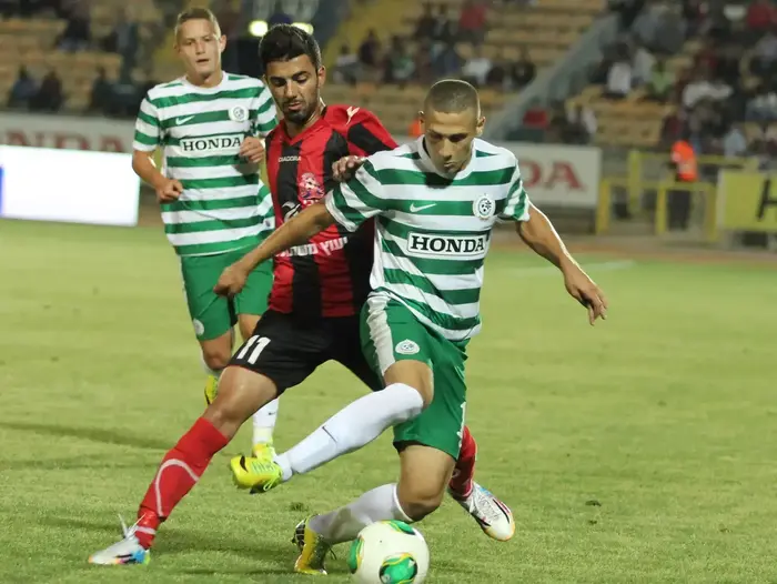 שון וייסמן שחקן מכבי חיפה לפני עבדאללה חולי שחקן הפועל חיפה (אדריאן הרבשטיין) שון וייסמן שחקן מכבי חיפה לפני עבדאללה חולי שחקן הפועל חיפה (אדריאן הרבשטיין)