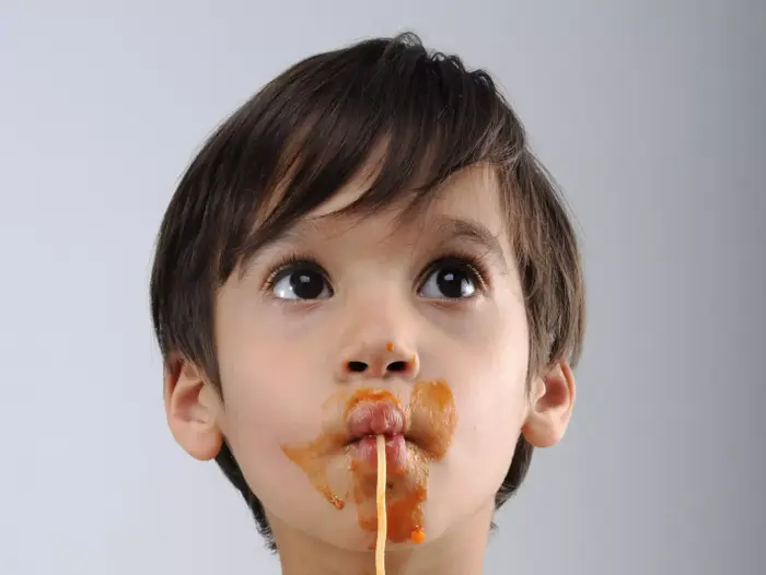 ילד אוכל ספגטי (ShutterStock)