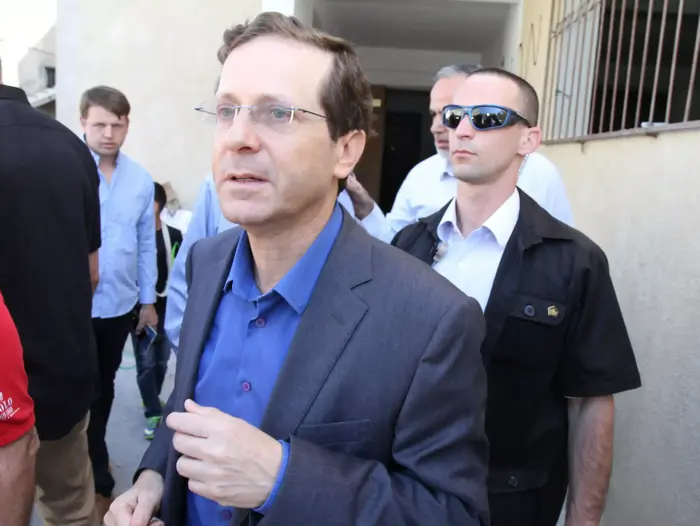 חבר הכנסת יצחק (בוז'י) הרצוג במסגד בפראדיס לאחר פעולת תג מחיר, אפריל 2014 (שלומי גבאי) חבר הכנסת יצחק (בוז'י) הרצוג במסגד בפראדיס לאחר פעולת תג מחיר, אפריל 2014 (שלומי גבאי)