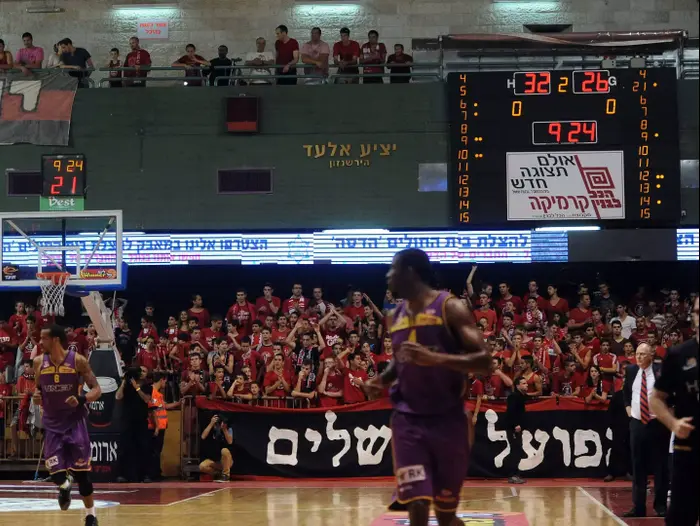 יציע אלעד הירשנזון ז"ל באולם מלחה (ברני ארדוב) יציע אלעד הירשנזון ז"ל באולם מלחה (ברני ארדוב)