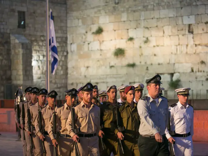עצרת הזיכרון הממלכתית לחללי צה"ל ברחבת הכותל ירושלים, מאי 2014 (נועם מושקוביץ) עצרת הזיכרון הממלכתית לחללי צה"ל ברחבת הכותל ירושלים, מאי 2014 (נועם מושקוביץ)