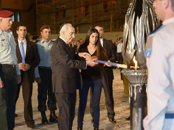 נשיא המדינה שמעון פרס בעצרת הזיכרון הממלכתית לחללי מערכות ישראל בכותל המערבי. 4 במאי 2014 (לשכת העיתונות הממשלתית , מארק ניימן) נשיא המדינה שמעון פרס בעצרת הזיכרון הממלכתית לחללי מערכות ישראל בכותל המערבי. 4 במאי 2014 (לשכת העיתונות הממשלתית , מארק ניימן)