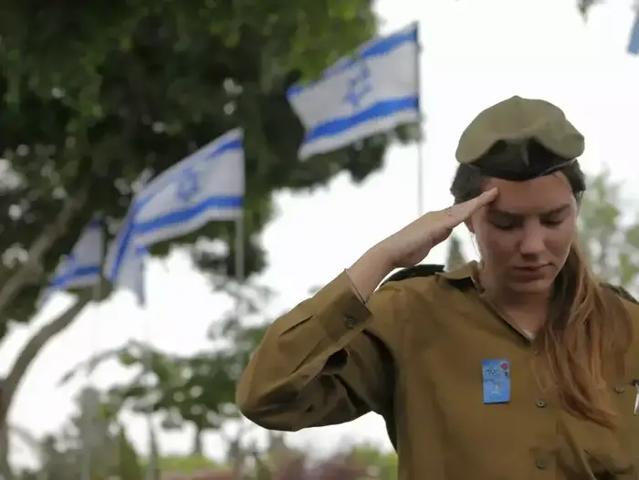 חיילים בטקס יום הזיכרון לחללי מערכות ישראל בקריית שאול (דרור עינב) חיילים בטקס יום הזיכרון לחללי מערכות ישראל בקריית שאול (דרור עינב)