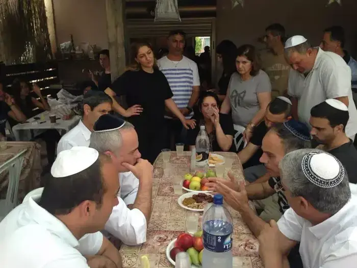 יובל שטייניץ בבית משפחת דדון בעפולה. מאי 2014 (מערכת וואלה! NEWS) יובל שטייניץ בבית משפחת דדון בעפולה. מאי 2014 (מערכת וואלה! NEWS)