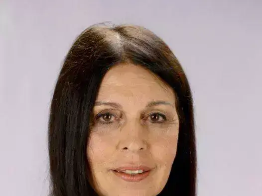 עיתונאית קול ישראל, כרמלה מנשה שנבחה להדליק משואה בטקס יום העצמאות בהר הרצל. מאי 2014 (יח"צ , מרכז ההסברה משרד התרבות והספורט) עיתונאית קול ישראל, כרמלה מנשה שנבחה להדליק משואה בטקס יום העצמאות בהר הרצל. מאי 2014 (יח"צ , מרכז ההסברה משרד התרבות והספורט)
