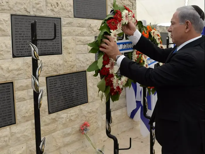ראש הממשלה בנימין נתניהו בטקס האזכרה לחללי פעולות האיבה בהר הרצל. מאי 2014 (לשכת העיתונות הממשלתית , קובי גדעון) ראש הממשלה בנימין נתניהו בטקס האזכרה לחללי פעולות האיבה בהר הרצל. מאי 2014 (לשכת העיתונות הממשלתית , קובי גדעון)
