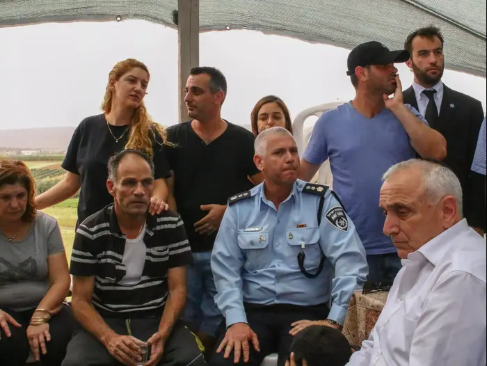 השר לביטחון פנים יצחק אהרונוביץ מגיע לבית משפחת דדון בעפולה בעקבות התפתחות בחקירת הרצח של שלי דדון. מאי 2014 (ערן גילווארג) השר לביטחון פנים יצחק אהרונוביץ מגיע לבית משפחת דדון בעפולה בעקבות התפתחות בחקירת הרצח של שלי דדון. מאי 2014 (ערן גילווארג)