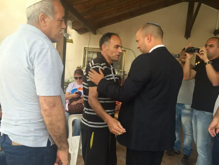 השר נפתלי בנט בביקור אבלים בבית משפחתה של הנרצחת שלי דדון בעפולה, מאי 2014 (מערכת וואלה! NEWS) השר נפתלי בנט בביקור אבלים בבית משפחתה של הנרצחת שלי דדון בעפולה, מאי 2014 (מערכת וואלה! NEWS)