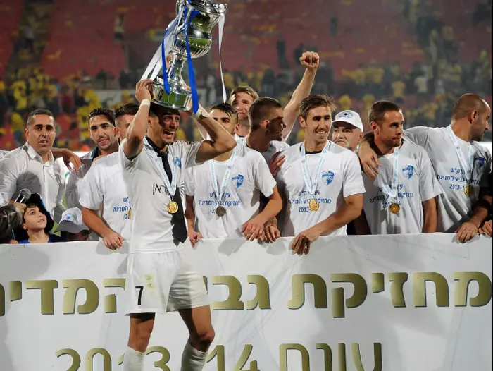 אחמד עאבד שחקן עירוני קרית שמונה עם הגביע (ברני ארדוב) אחמד עאבד שחקן עירוני קרית שמונה עם הגביע (ברני ארדוב)